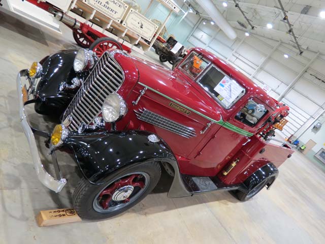 Aquí una grúa sobre base de camioneta pick up Diamond T.